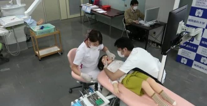 Inventan en Japón un niño androide para las prácticas de los dentistas