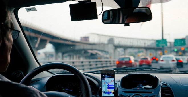 Así debes colocar el móvil en el coche si no quieres ser multado