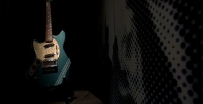 La mítica guitarra azul de Kurt Cobain se subastará en Londres