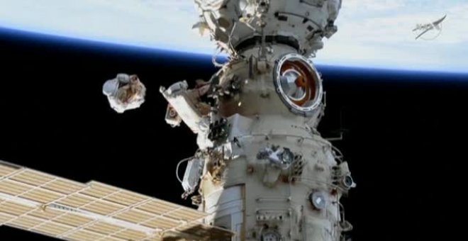 Dos cosmonautas instalan un brazo robótico en el exterior de la Estación Espacial Internacional