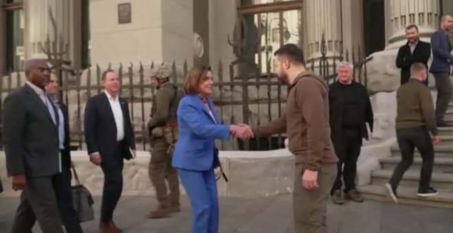 Nancy Pelosi se reúne en Kiev con Zelenski para conocer de primera mano la situación