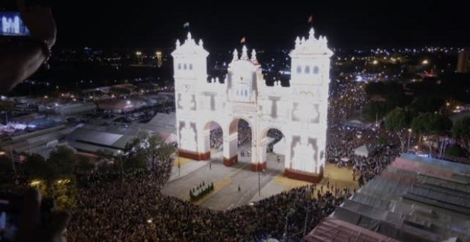 El 'alumbrao' y sus 25.000 luces led dan comienzo a la esperada feria de Abril