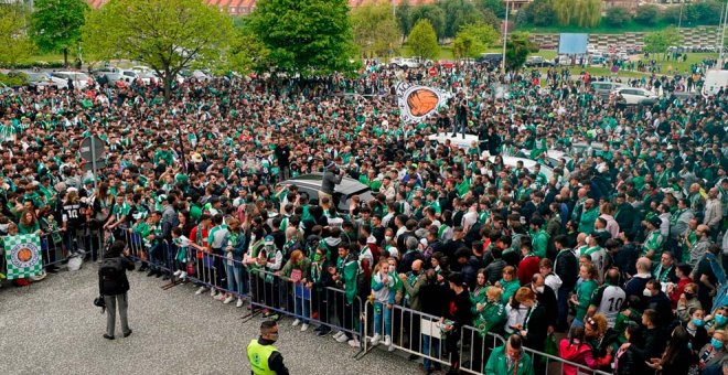 Una marea verdiblanca inunda Santander para celebrar el ascenso del Racing