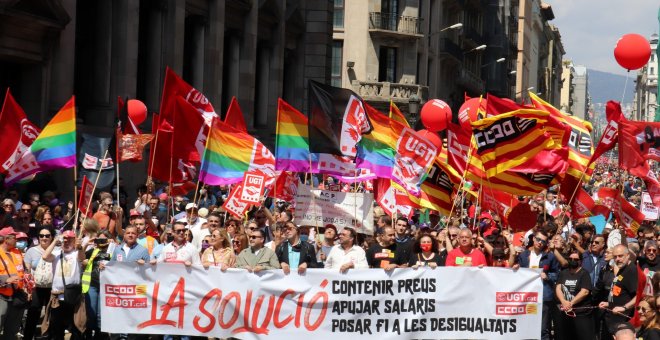 Milers de treballadors omplen la Via Laietana per reclamar augments salarials en un 1 de maig que torna a la normalitat