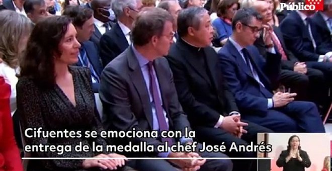 Cifuentes se emociona durante la entrega de la Medalla de Oro de la Comunidad de Madrid al chef José Andrés