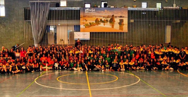 300 deportistas compiten en el III Torneo Solidario 'Villa de Noja' de balonmano