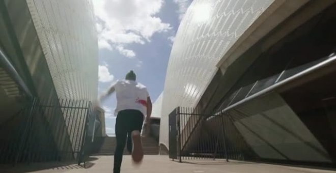 Dominic Di Tommaso recorre la Ópera de Sídney haciendo parkour