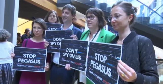 Eurodiputados portan carteles con el lema "Stop Pegasus" en el Parlamento Europeo