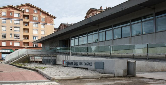 Agredidos dos médicos y un celador de Valdecilla y el centro de salud de Los Castros