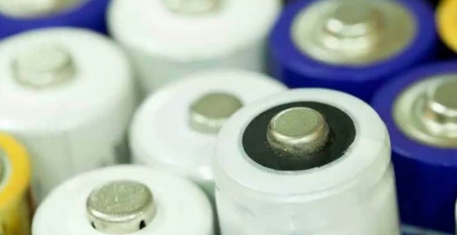 Esta batería de iones de litio orgánica, sin metales, es barata y contiene mucha energía