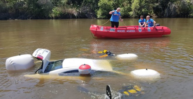 Rescate en el cauce del río Bullaque, un equipo especializado logra recuperar un coche hundido por accidente