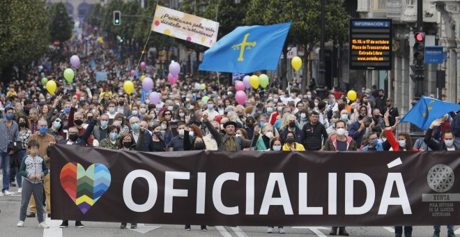 Miles de personas reivindican la oficialidad de la lengua asturiana en Oviedo