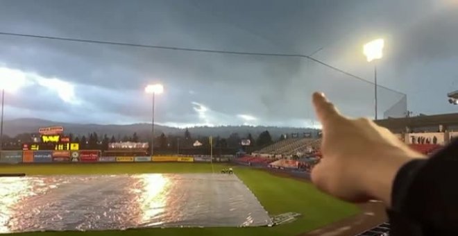 Espectadores de un partido de béisbol en EEUU presencian la formación de un tornado