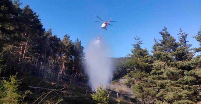 El helicóptero del Gobierno trabaja en la extinción de un incendio en Bustasur
