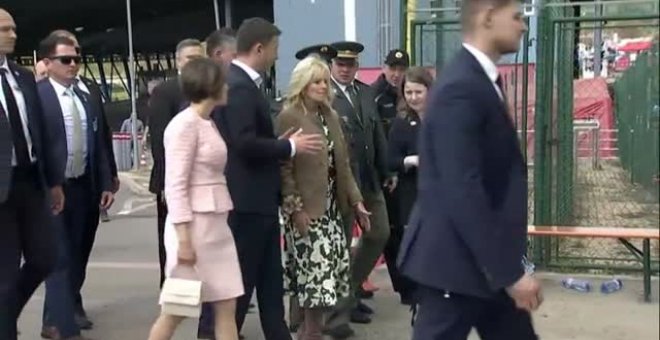 La esposa de Biden visita a la de Zelenski en la frontera de Ucrania con Eslovaquia