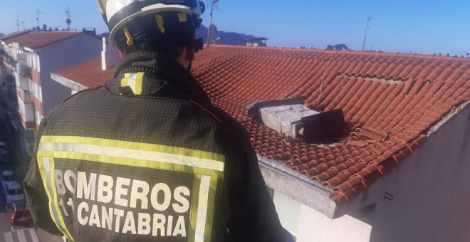 Se derrumba la chimenea de un edificio en Colindres