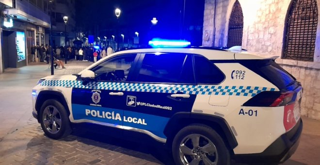 Amenaza con un bate de béisbol hasta a los policías y acaba detenido