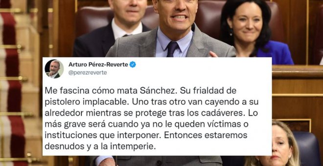 Pérez-Reverte califica a Sánchez de "pistolero implacable" y crea revuelo entre los tuiteros