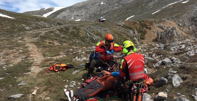 Rescatado un montañero con síntomas de posible infarto en Picos de Europa