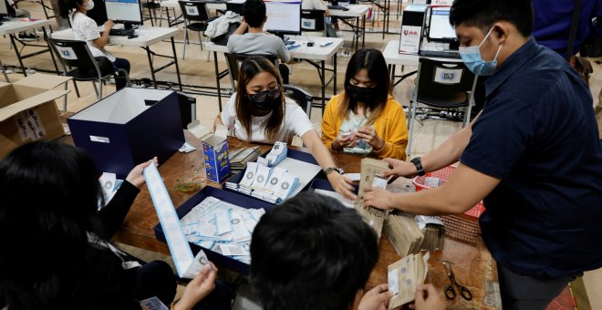 Observadores internacionales denuncian la compra de votantes en las elecciones de Filipinas