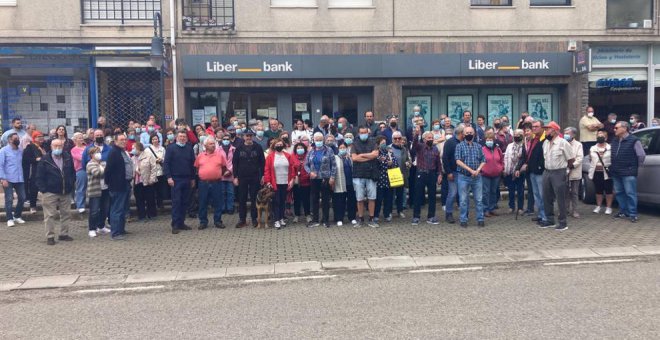 Más de 200 personas protestan por el cierre de la oficina de Liberbank en Ajo