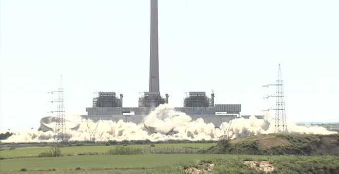 Las tres torres de la térmica de Andorra ya son historia tras su derrumbe