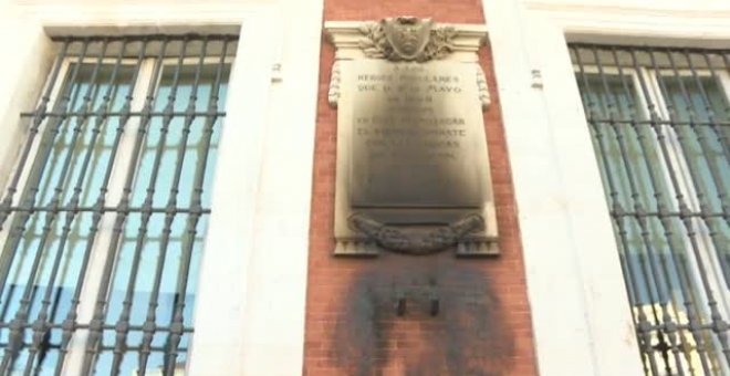 Calcinan la placa de homenaje a los héroes del Dos de Mayo en la Puerta del Sol