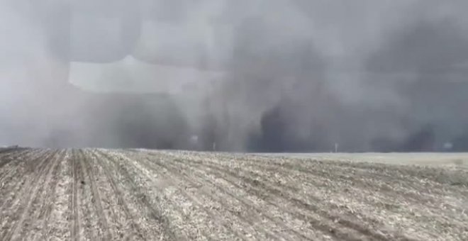 Un granjero de EEUU graba desde su tractor una devastadora tormenta de arena
