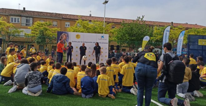Puyol y de la Peña inauguran el 'Cruyff Court' junto a numerosos niños y aficionados