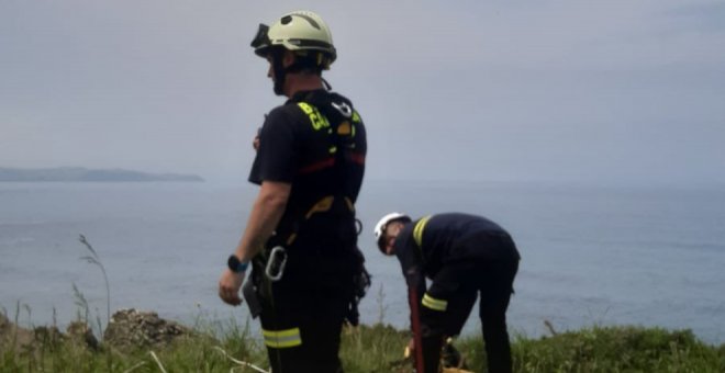 Rescatados tras quedar atrapados en un acantilado de Ruiloba al ir a buscar a su perro