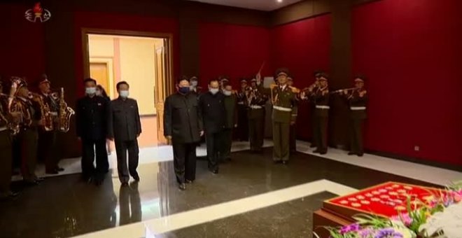 Kim Jong Un se pone mascarilla y cierra Corea del Norte para frenar la pandemia