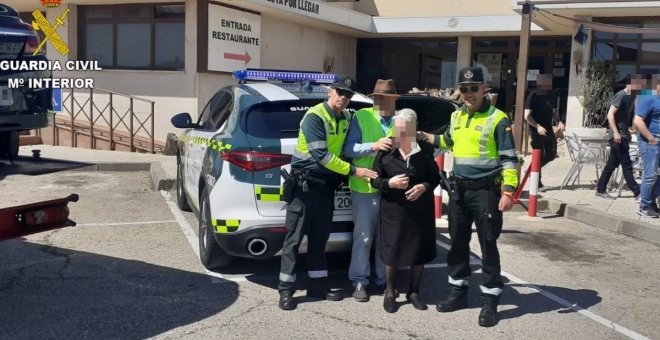 La Guardia Civil auxilia a una nonagenaria tras quedar el vehículo en el que viajaba averiado a pleno sol en la A-4