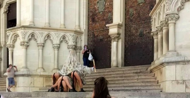 Sorpresa, escándalo y polémica en Cuenca por una performance a las puertas de la catedral