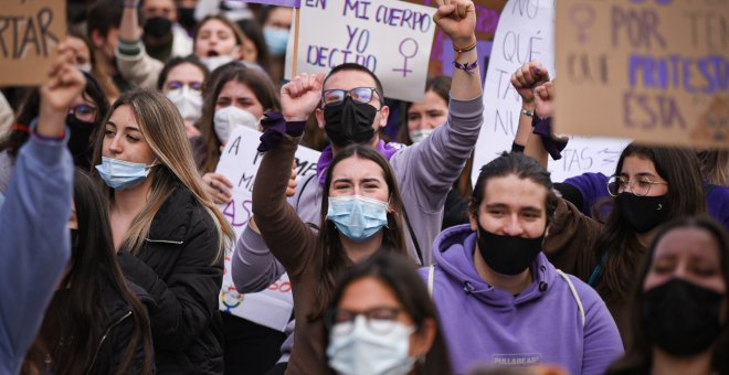 Una menor huye al ver la agresión de su padre a su madre y cae de un balcón