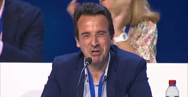 Díaz Ayuso se muestra emocionada y agradecida con Feijoo en su primer día al frente del PP de Madrid