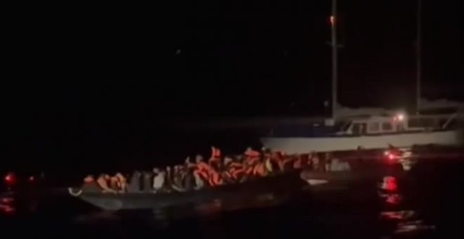 Rescatan una patera a la deriva en aguas del Mediterráneo