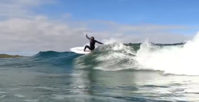 Un surfista gallego comienza en la playa de Las Catedrales su aventura de surfear las 17 comunidades autónomas de España