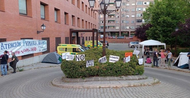 Un grupo de vecinos del barrio de Villaverde acampa contra el deterioro de la Atención Primaria en Madrid