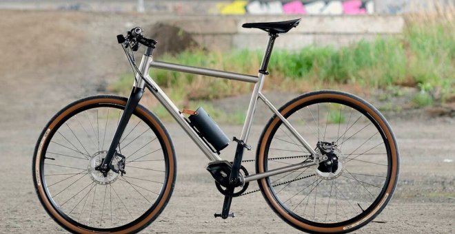 OL+EM, una bicicleta eléctrica de titanio fabricada a medida que pesa tan solo 13 kg