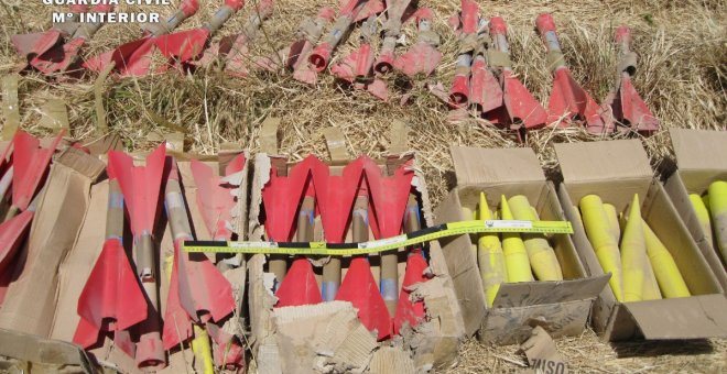 Encuentra 31 cohetes muy peligrosos mientras hacía obras en su finca, especialistas de la Guardia Civil los neutralizan