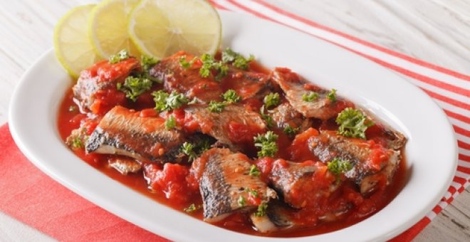 Pato confinado - Receta de sardinas en salsa de tomate