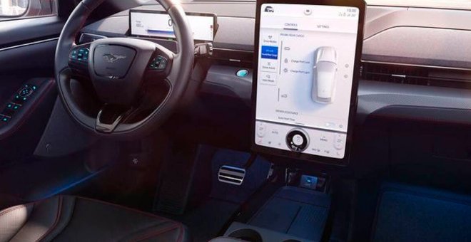 Los coches eléctricos cambian la conducción: pantallas frente a botones, ¿qué prefieres?