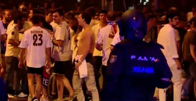 Hinchas del Real Madrid se enfrentan con la Policía de madrugada tras la victoria en Champions