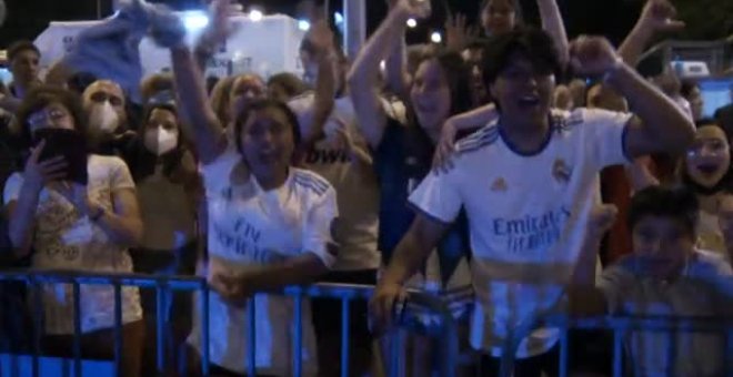 Miles de seguidores del Real Madrid desatan en Cibeles su euforia por la decimocuarta