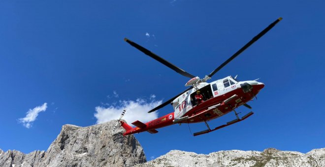 El helicóptero rescata a dos montañeros vascos enriscados en Peña Vieja