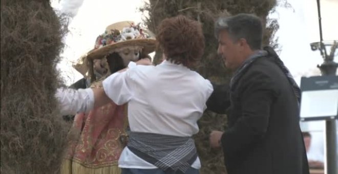 La Blanca Paloma, ya se encuentra en su Ermita de la aldea del Rocio