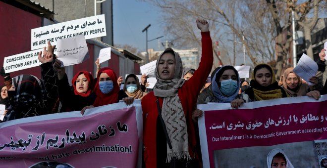 Decenas de mujeres protestan en Kabul por la crisis económica y por su derecho a trabajar y a recibir una educación