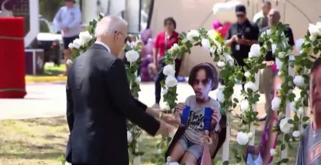 Los Biden visitan las localidad tejana de Uvalde y rinden homenaje a las víctimas