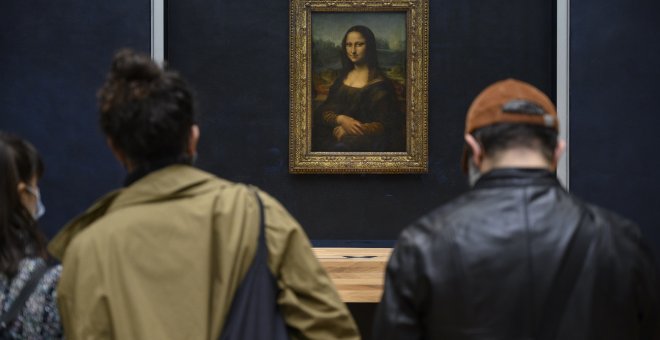 Un visitante lanza un pastel de nata contra la Mona Lisa en el Louvre