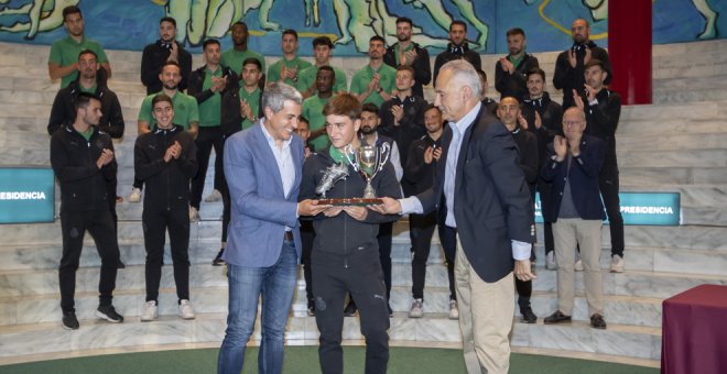 El jugador Pablo Torre recibe el trofeo 'Chisco'